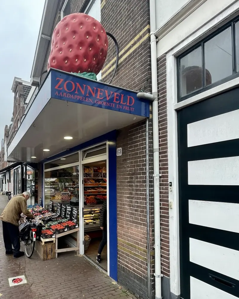 De pui van Zonneveld aan de Bloemendaalseweg, met de grote aardbei op de blauwe luifel